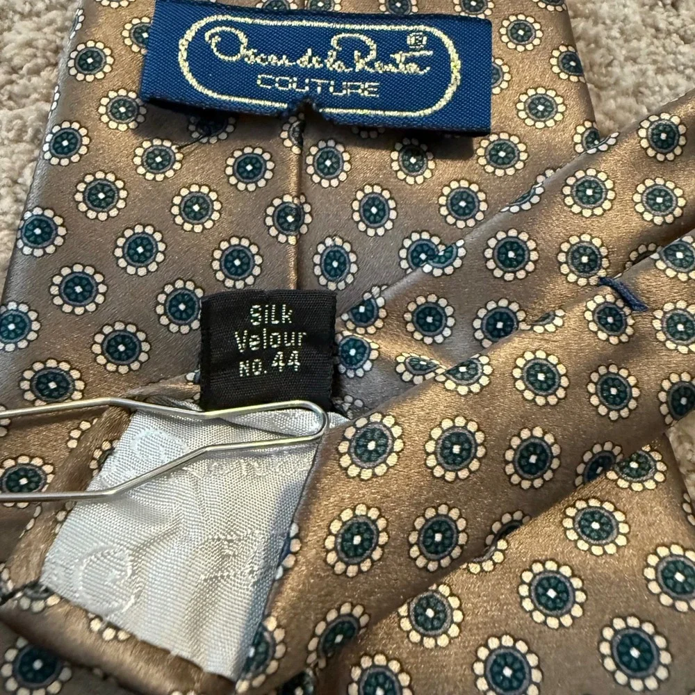 Oscar de la Renta Couture Silk Tie Mens Grey Blue Medallion Pattern Hand‎ Sewn
